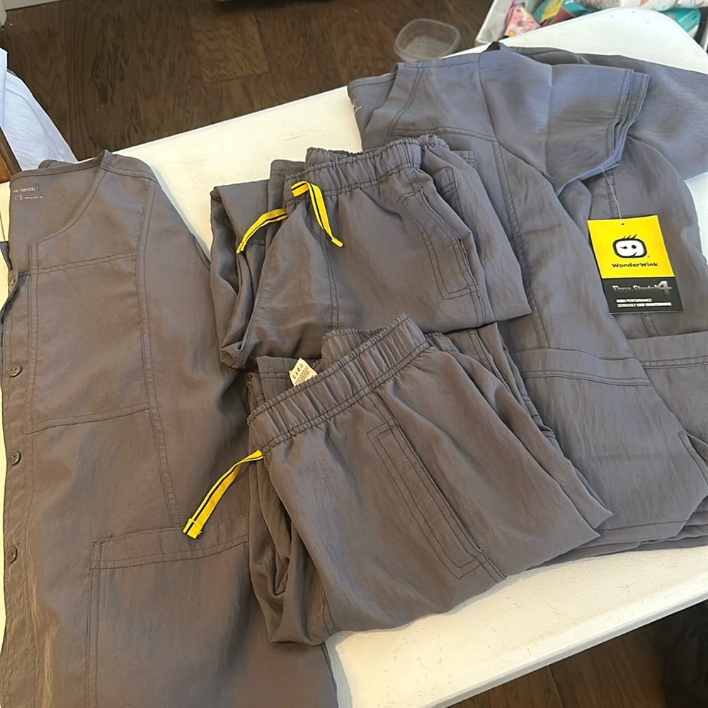 WonderWink 4 Stretch, 2 Tops 2 Bottoms one Jacket, like new condition